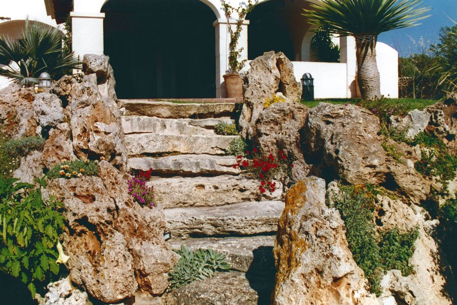 Escaleras de piedra en vivienda unifamilar